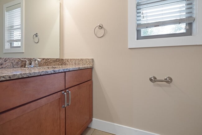 Building Photo - Modern Kenilworth Home