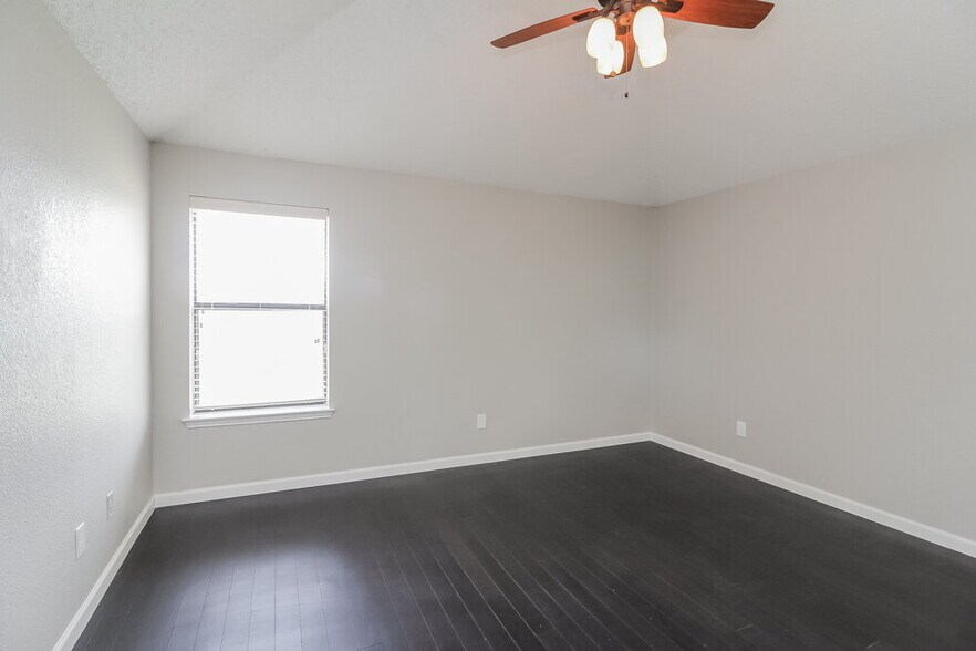 Building Photo - 936 Manor Dr