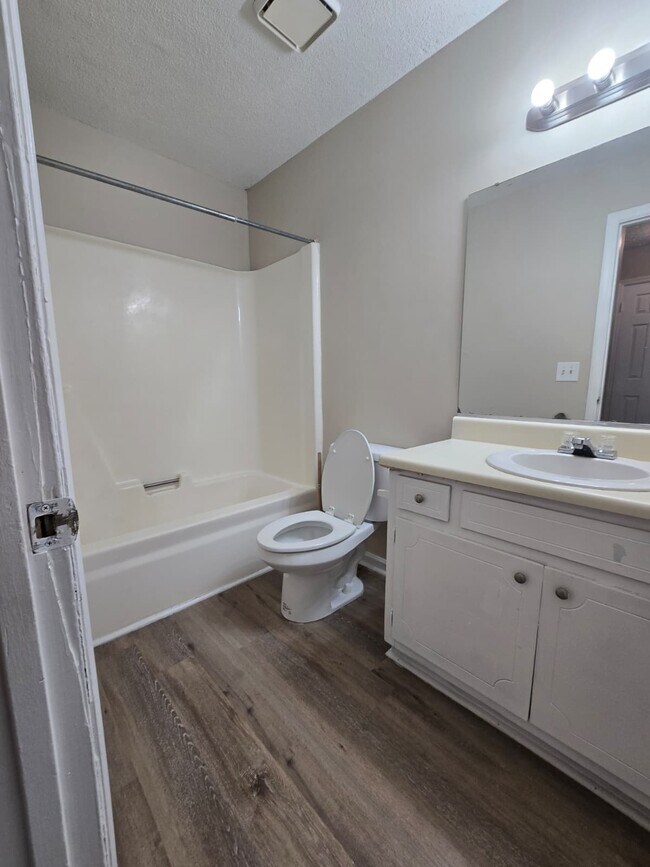 Building Photo - 4502 Bonnell Dr NW
