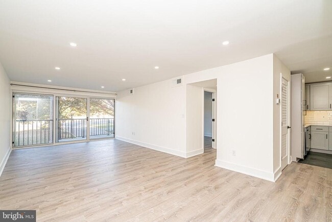 Building Photo - 1300 Army Navy Dr