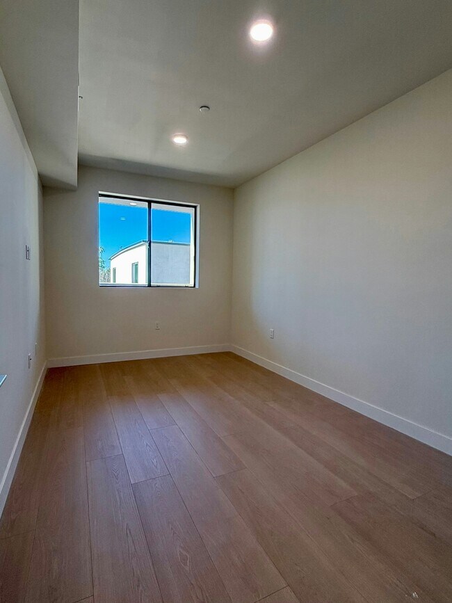 Building Photo - 14535 Weddington St