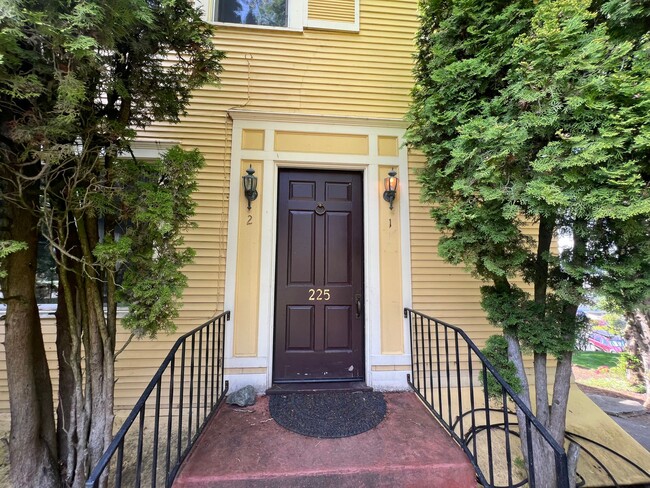 Building Photo - Studio apartment near WWU!