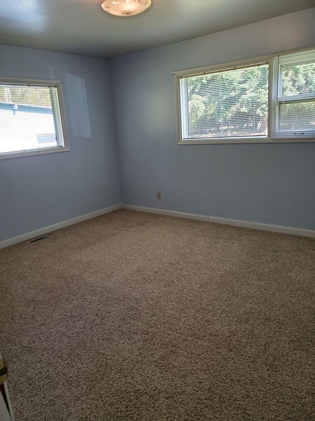 Building Photo - 3 Bedroom Home in Blaine!