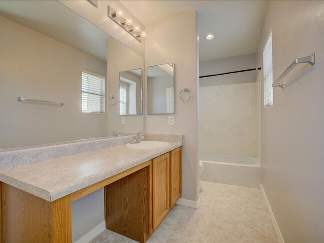 Building Photo - 3 Bedroom 2.5 Bathroom