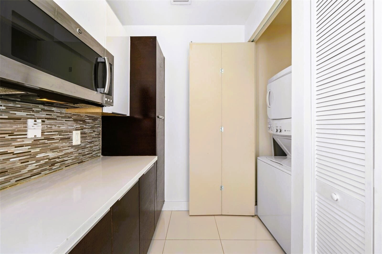 Building Photo - 6400 NW 105th Pl