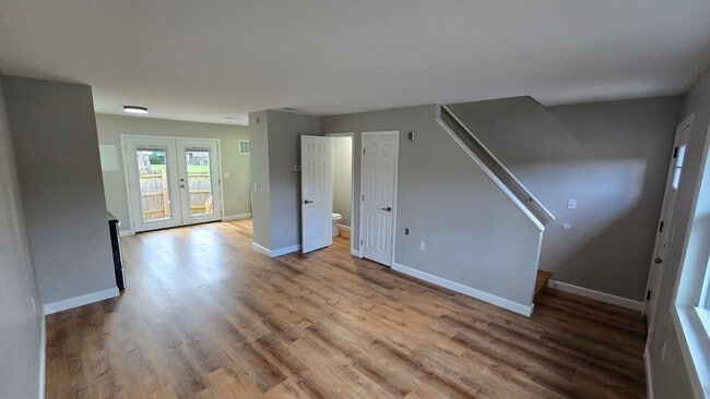 Building Photo - 2 bedroom/1.5 bath Townhouse  Kingsport, TN