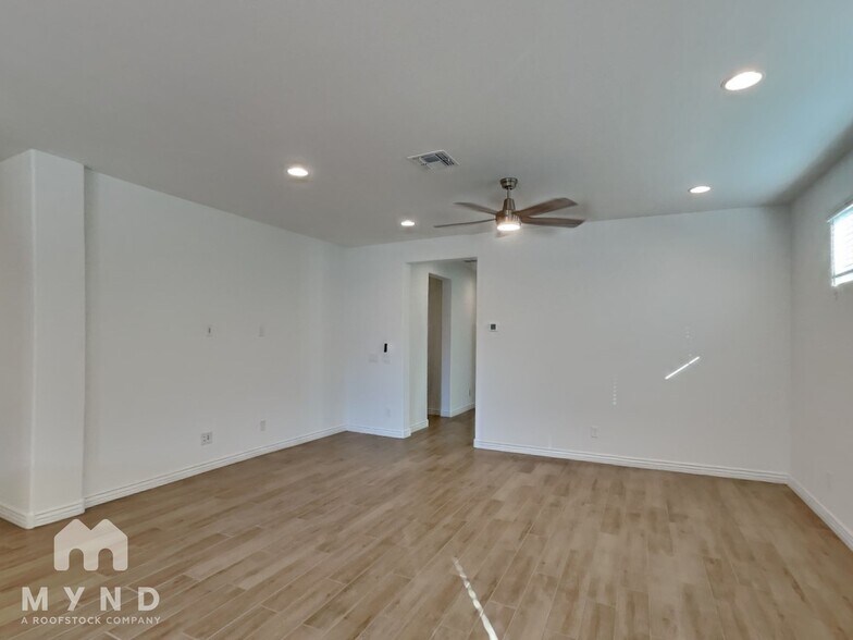 Building Photo - 9959 W Whitton Ave