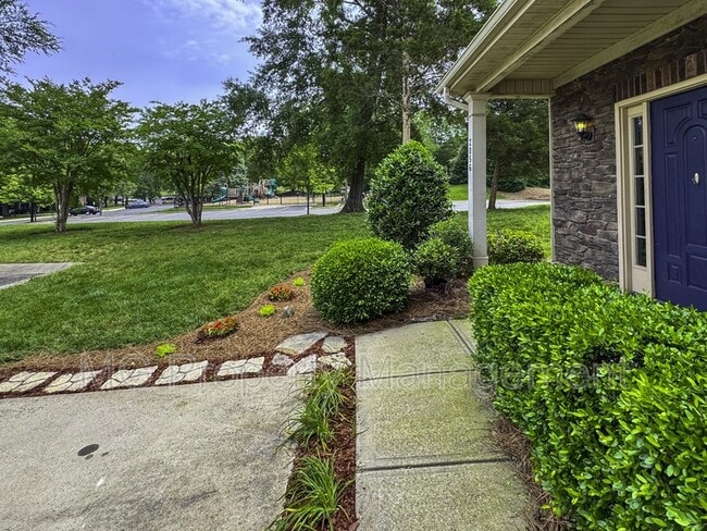 Building Photo - 2056 Oxford Heights