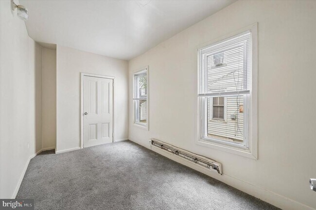 Building Photo - 13 E 21st St