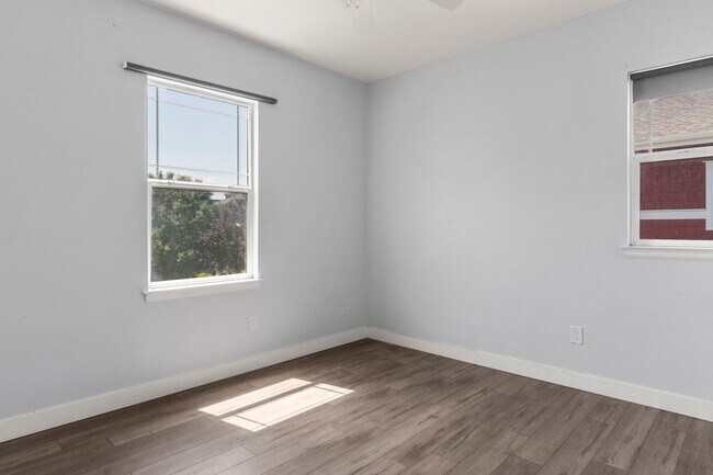 Building Photo - Updated Central Park Condo for Lease