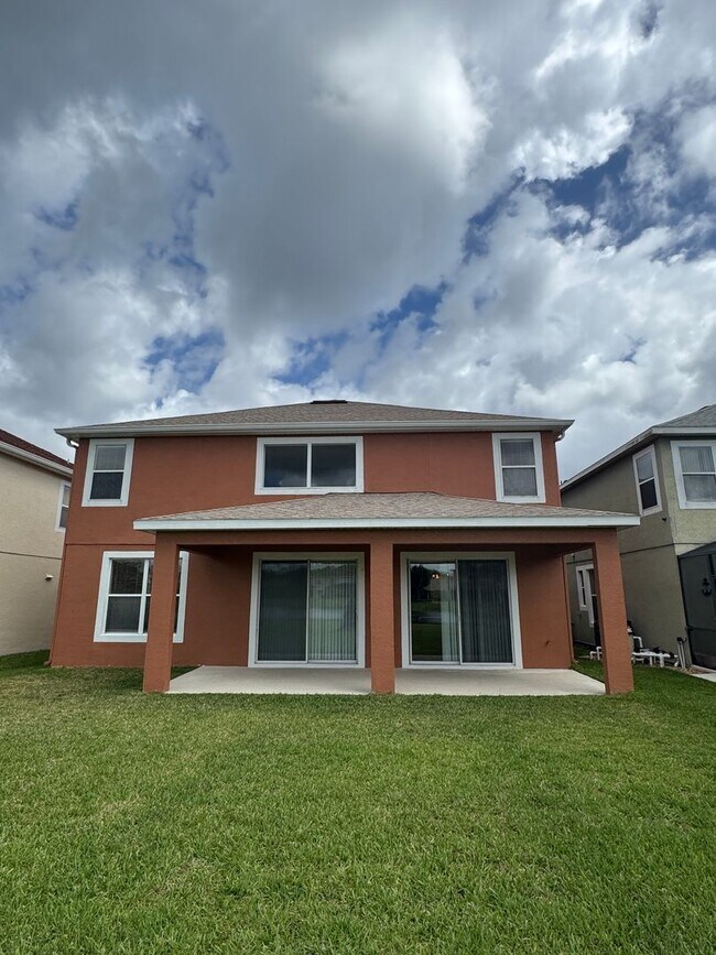 Building Photo - Spacious house with 6 bedrooms and 4.5 bathrooms to call home