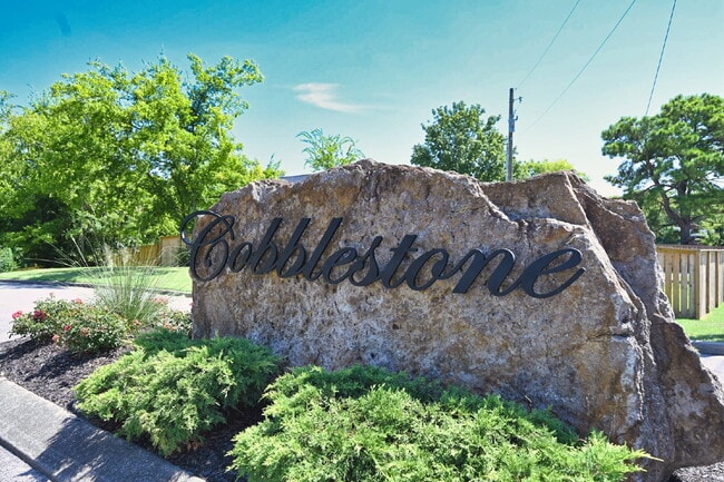 Building Photo - Minutes to Nashville! Stylish 2BR/2.5BA Goodlettsville Townhome