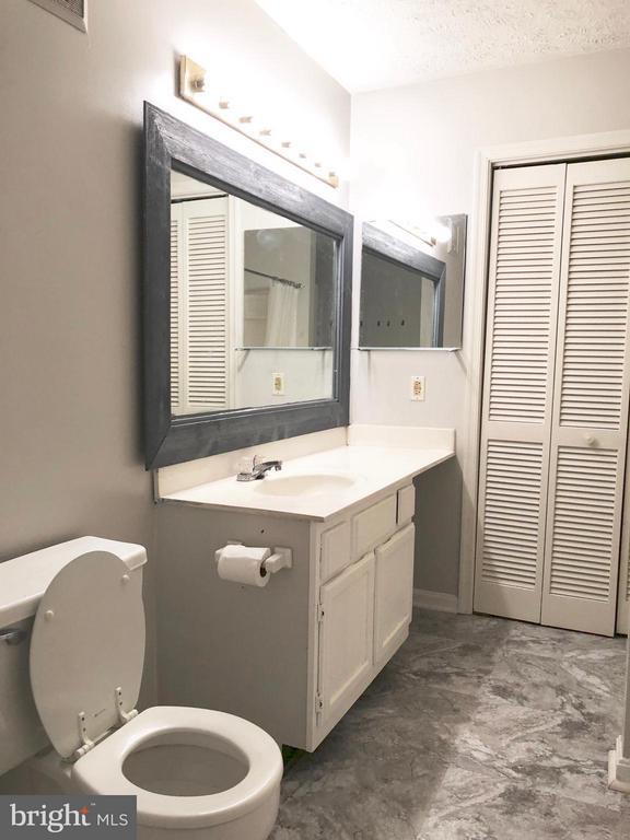 Building Photo - 916 Windbrooke Dr