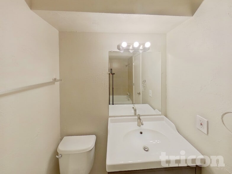 Building Photo - 600 Spring Willow Dr