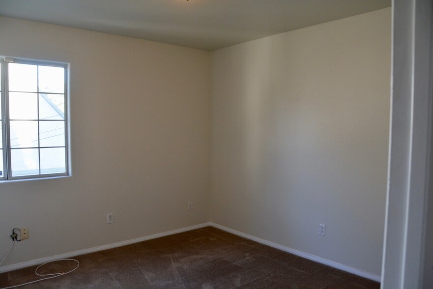 Building Photo - 548 N Windsor Blvd