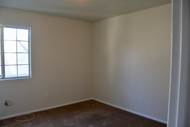 Building Photo - 548 N Windsor Blvd