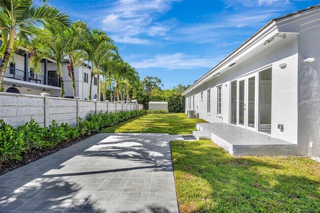 Building Photo - 6841 SW 71st Ave