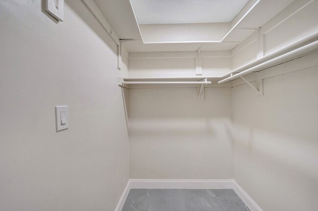 Building Photo - Beautifully Renovated 3BR/2BA Townhome in ...