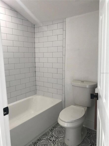 Building Photo - 114 W Amelia Ave