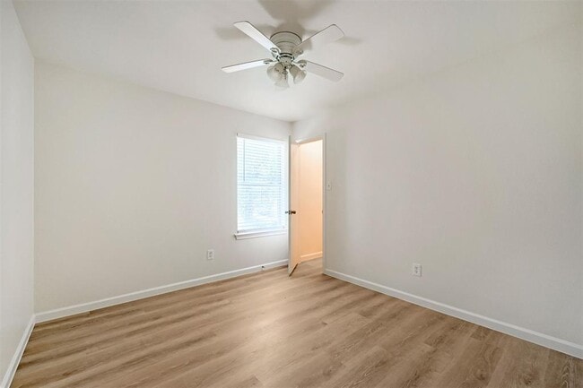 Building Photo - 208 Buttercup Way