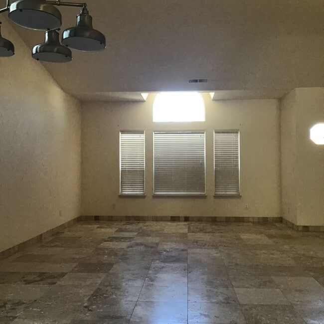 Building Photo - 4 Bedroom 2 Bath Home in Yuba City