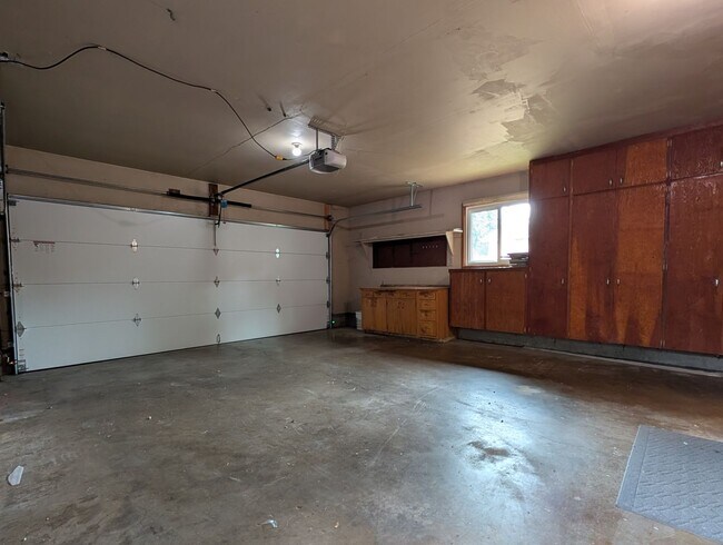 Building Photo - Charming 3-Bedroom, 1.5-Bath Home ~ Landscaping Provided!