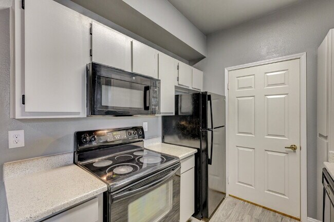 Building Photo - Ground Floor 2BD/2BA Condo in Gated Henderson Community – Resort-Style Amenities!