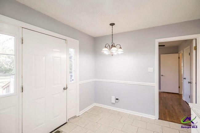 Building Photo - 718 Oakview Square