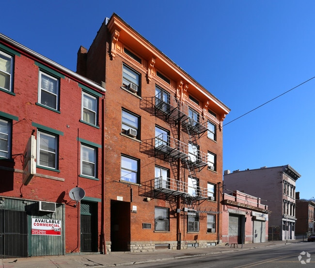 Building Photo - Carl Apartments