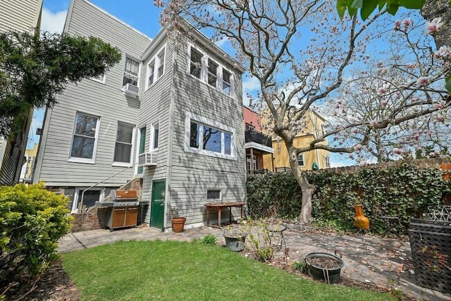 Building Photo - 158 Edgar St