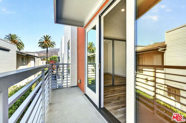 Building Photo - 440 Palm Dr
