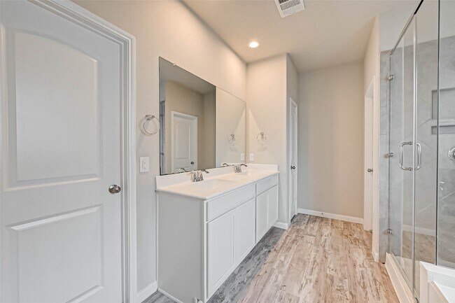 Building Photo - 14111 Lake Lodge Dr