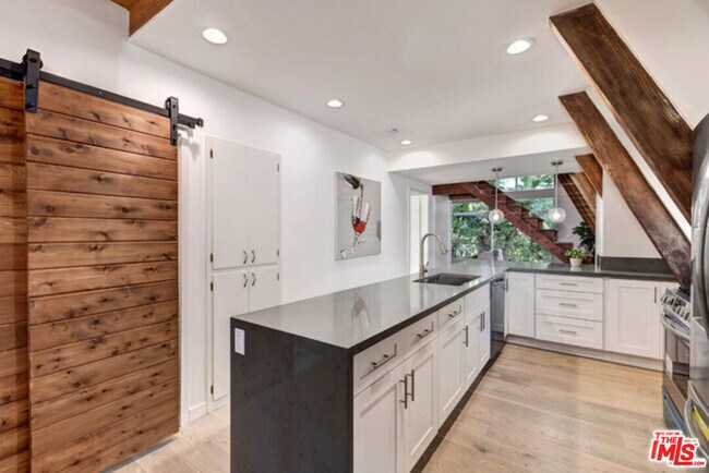 Building Photo - 3237 Kelton Ave