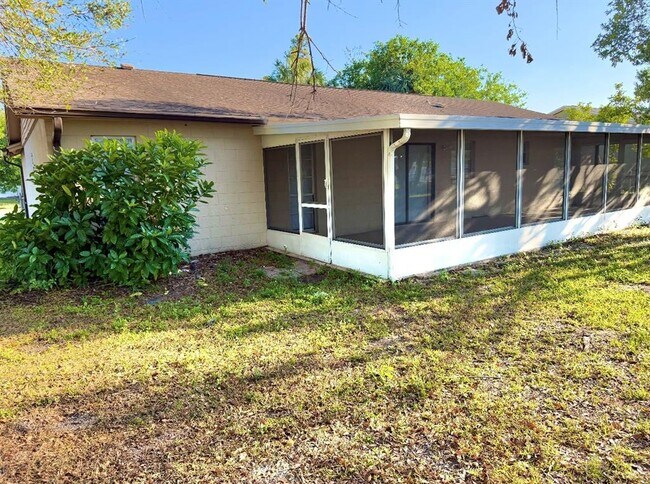 Building Photo - 810 Royal Palm Dr