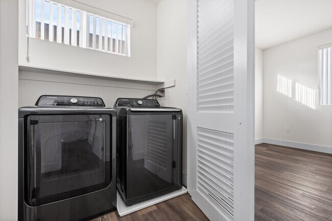 Building Photo - A beautifully designed and renovated 4 bed / 4 1/2 bath townhome located in the desirable Sawtell...