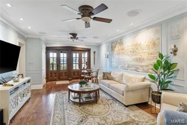 Building Photo - Beautiful 2 bedroom/ 2 bathroom apartment located right on Historic Main Street in St. Charles.