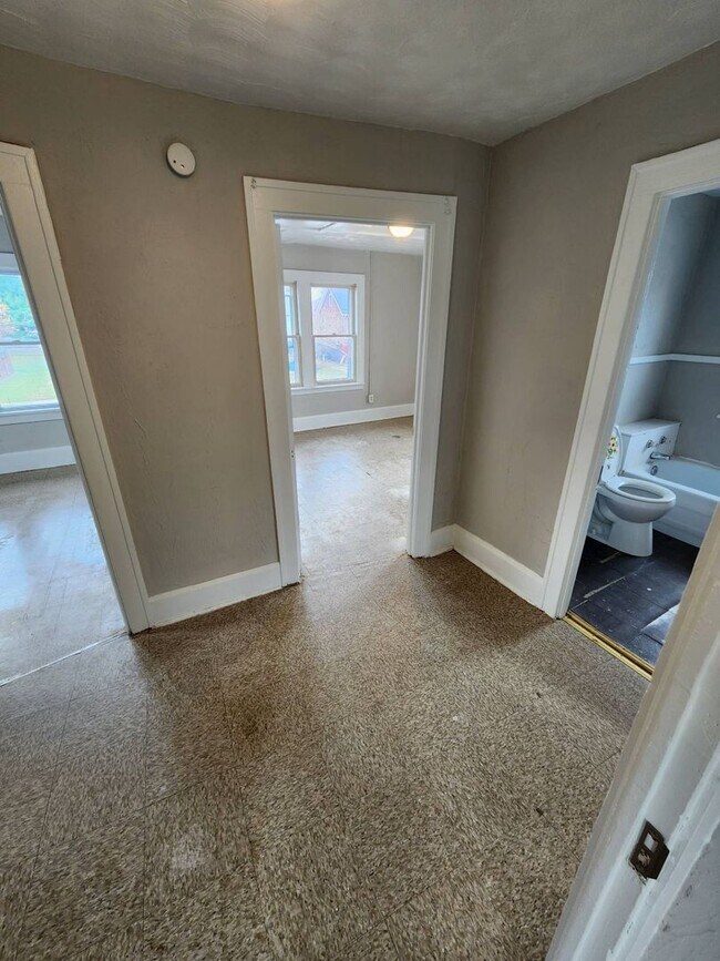 Building Photo - Charming 4-Bedroom Property in Prime Location (SECTION 8 VOUCHERS ACCEPTED)