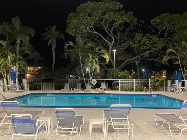 Building Photo - 850 S Tamiami Trl