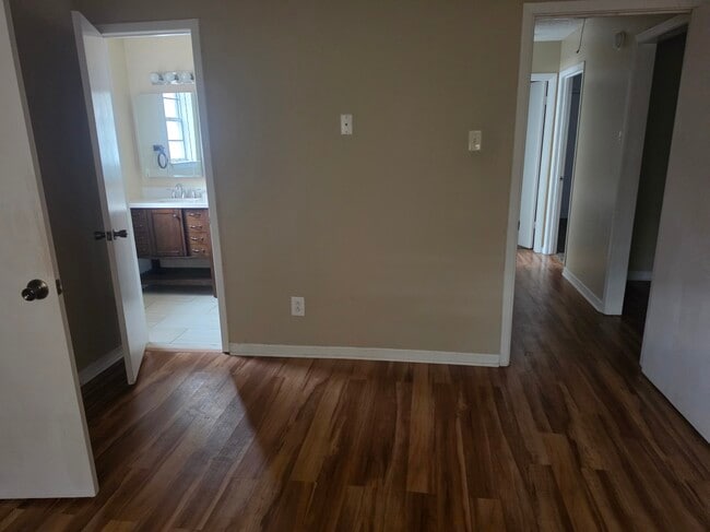 Master bedroom / bath - 10990 Forest Gln