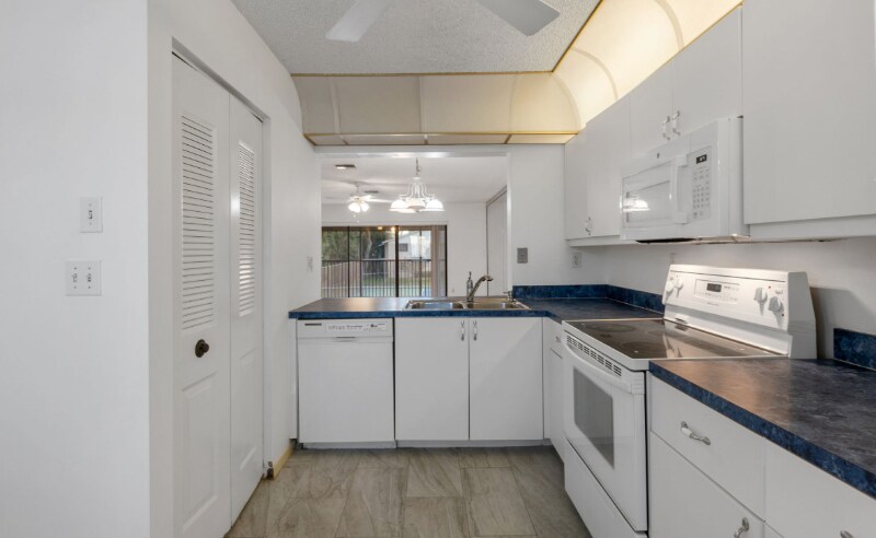 Building Photo - 160 SE 7th St