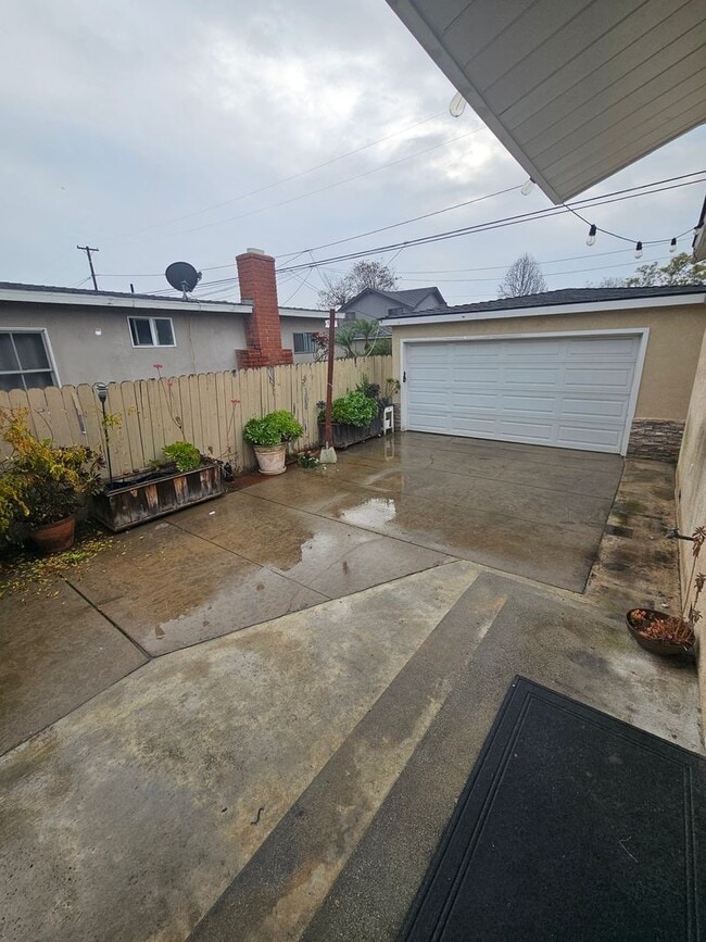 Building Photo - 3-bedroom, 2-bathroom home located in the vibrant city of Long Beach