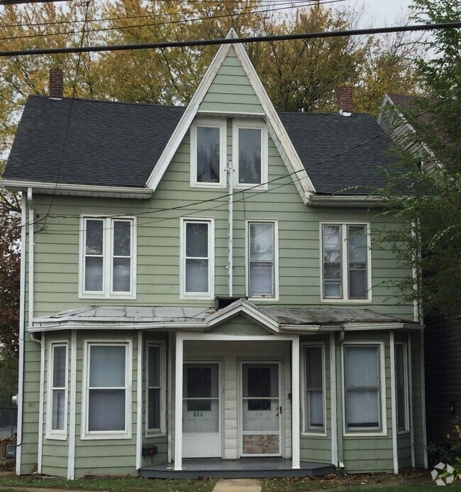 Building Photo - 3 Bedroom, 2 1/2  Bathroom half duplex, $1...
