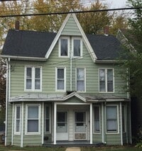 Building Photo - 3 Bedroom, 2 1/2  Bathroom half duplex, $1...