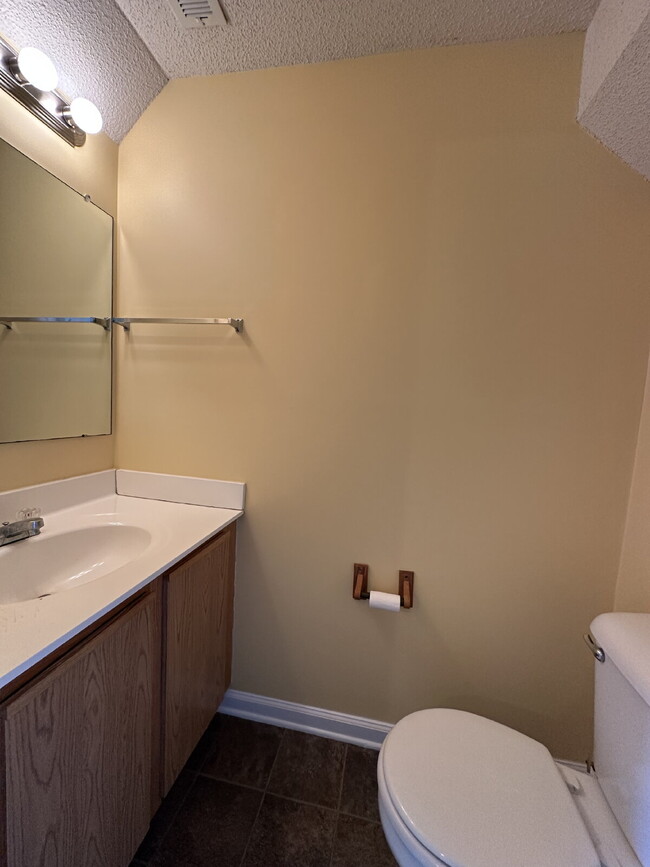 Building Photo - Nice 2 Bedroom Townhome - 1962 W, Brandymi...