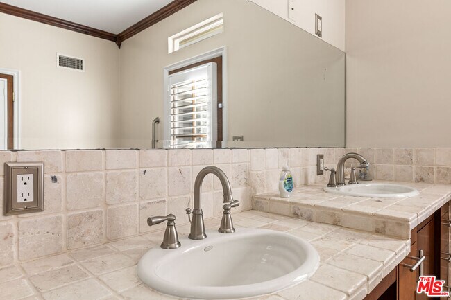 Building Photo - 3200 Oakley Dr