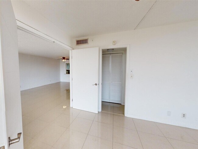 Building Photo - 3080 N Course Dr