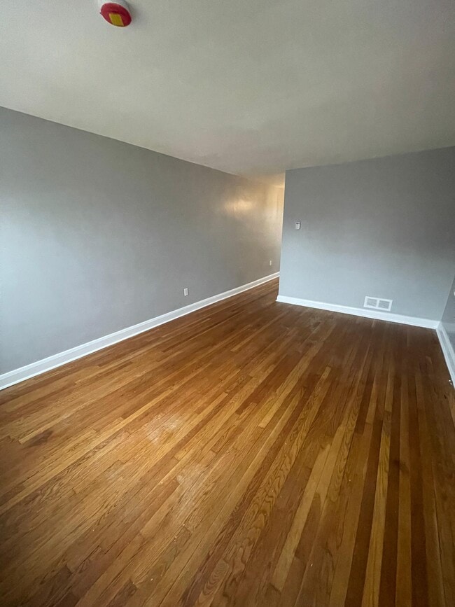 Building Photo - 4919 Schaub Ave