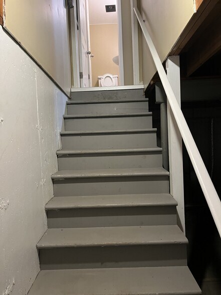 Building Photo - 800 N Main St