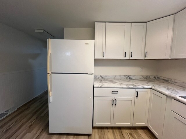 Building Photo - 1301 E 6th St