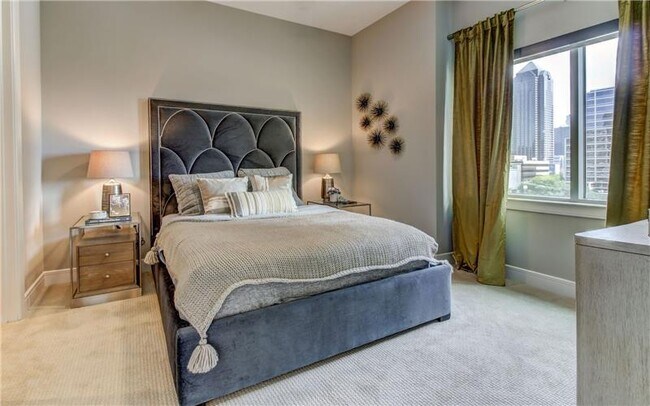 Building Photo - 2322 N Akard St